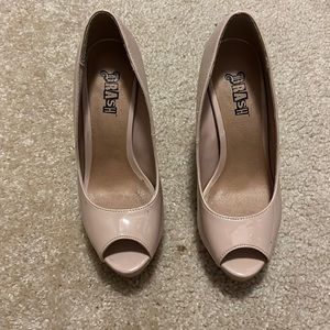 Nude peep toe pumps